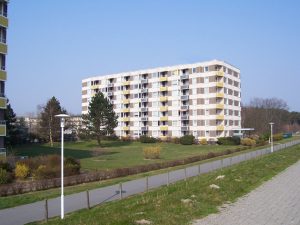 Der Blick auf unsere Ferienwohnung in Grömitz vom Deich aus.