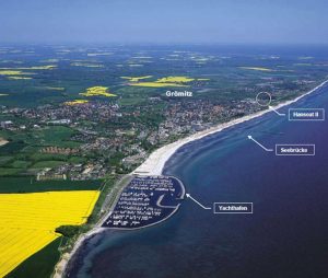 Grömitz aus der Luft, eingezeichnet unsere Ferienwohnung im Hanseat II mit Blick auf den Deich, direkt am Wasser.
